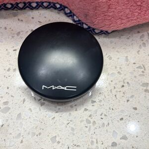 Mac mineralize skinfinish in medium tan